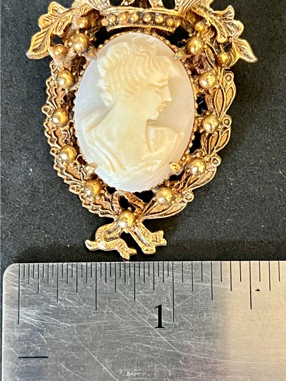 Vintage Florenza signed Gold-Tone Cameo Brooch with White Carved Center